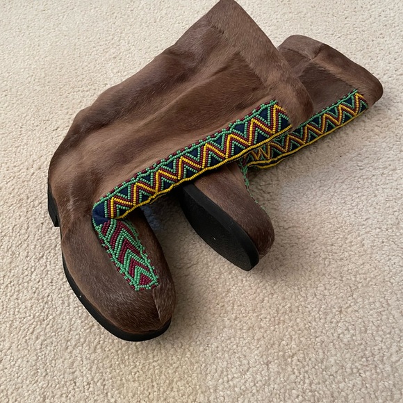 Weird RainDeer fur Aztec boots 🥾 with handmadede bead - Picture 3 of 4